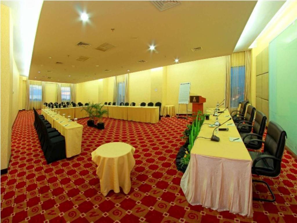 Grand Basko Hotel Padang  Exterior photo